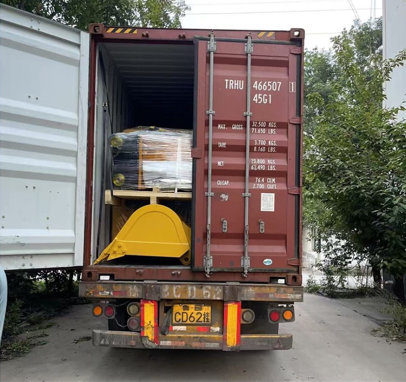 Contenedor con maquinaria amarilla embalada para transporte
