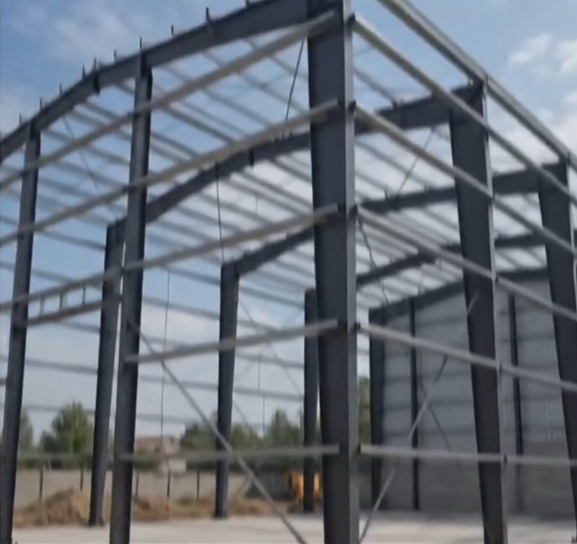 Estructura metálica de galpón industrial en montaje